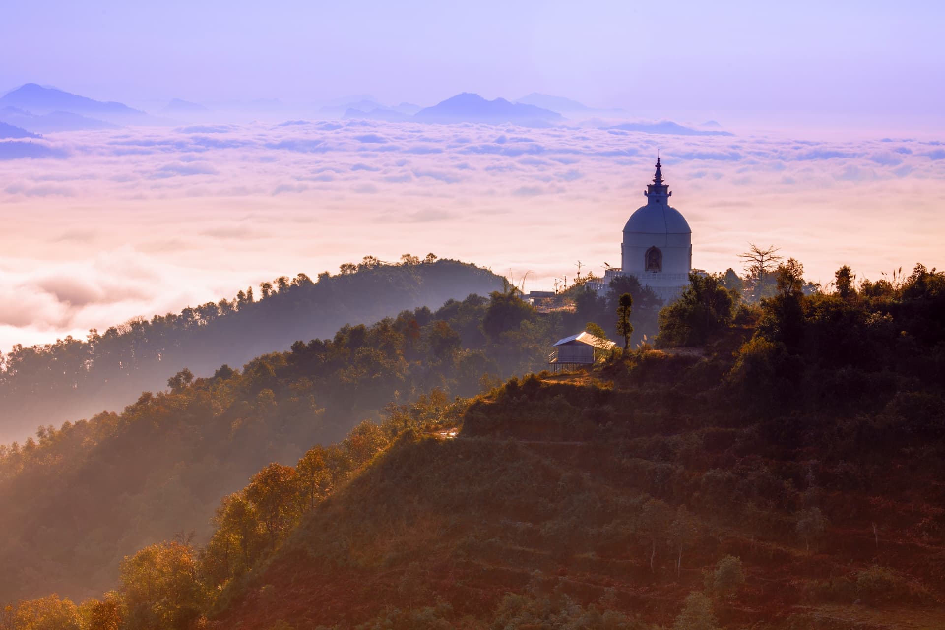 Admirar el amanecer junto a la Pagoda de la Paz de Pokhara